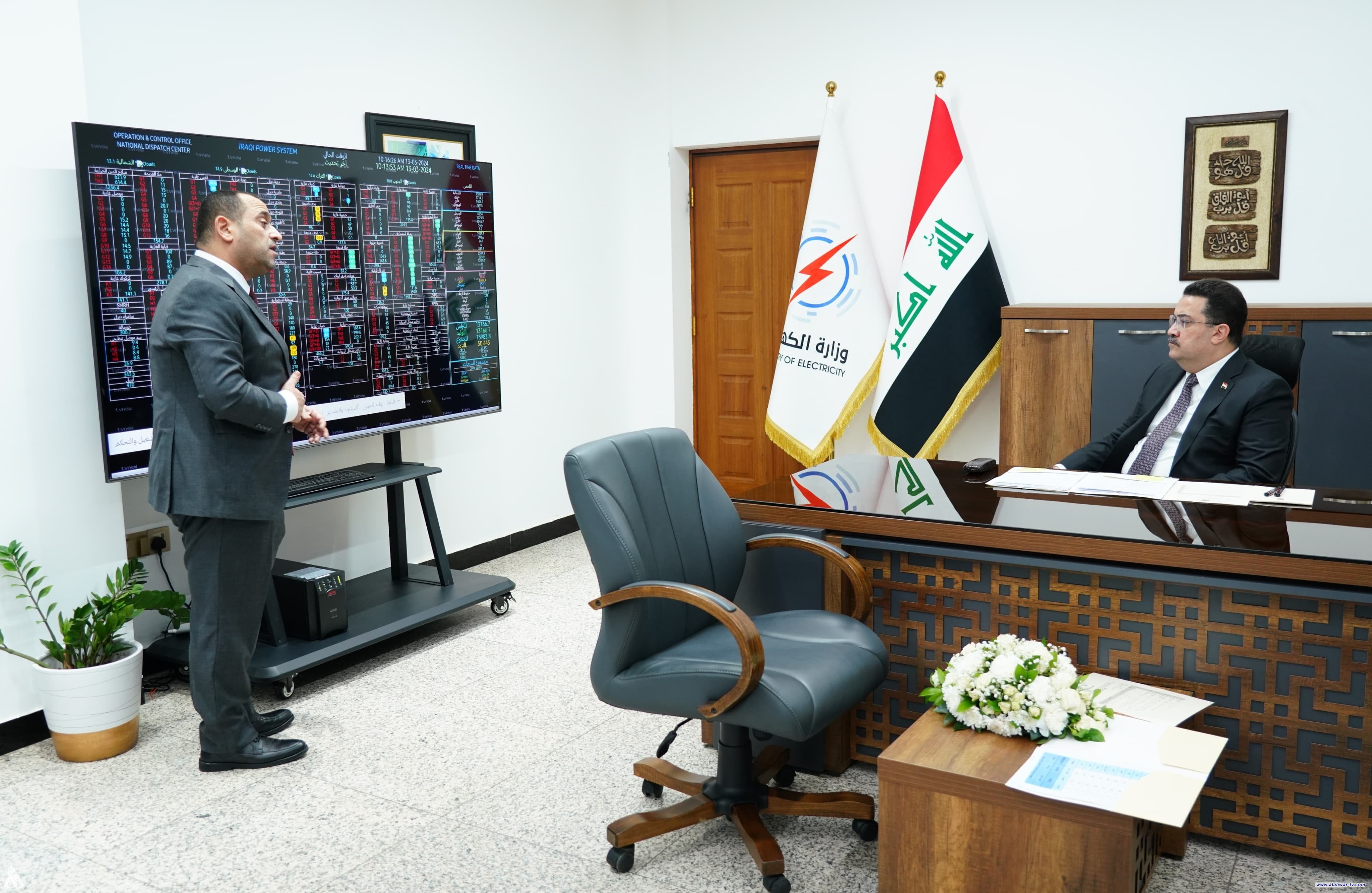 رئيس الوزراء يزور وزارة الكهرباء للوقوف على استعدادات الوزارة لموسم الصيف القادم